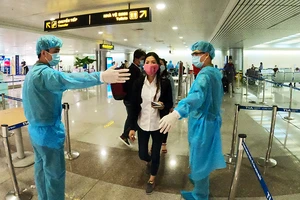 Người Việt mừng vui từ vùng dịch COVID-19 về nước 