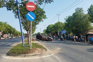 Phụ nữ, trẻ em gào thét trong ô tô lật ở Bình Chánh