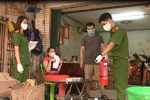 TP.HCM: Công an quận 10 hướng dẫn dân phòng dịch COVID-19