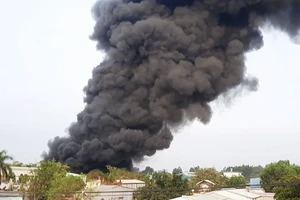 Cháy dữ dội công ty nhựa ở Củ Chi trong nhiều giờ