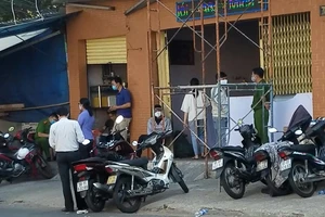 Dỡ biển quảng cáo, một người nghi bị điện giật chết