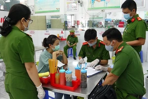 Công an quận 1 siết chặt xử phạt để phòng, chống dịch COVID-19