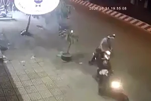 Tổ phòng chống COVID-19 bắt kẻ trộm xe máy ở Tân Phú