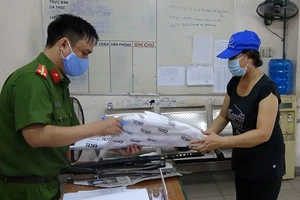 Quận 1: Người giao nộp vũ khí được tặng 10 kg gạo