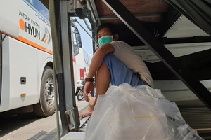 Tài xế xe tăng cường đưa rước công nhân bên ngoài Pouyuen