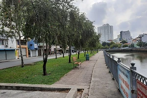 Bị phạt vì câu cá, không đeo khẩu trang ở kênh Nhiêu Lộc