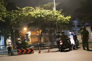 Thi thể người nam quấn trong bao bên lề đường ở Gò Vấp