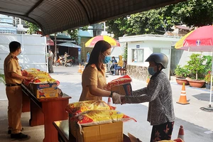 Nhận quà của CSGT cụ ông xúc động: 'Bà ơi có đồ hộp nè'