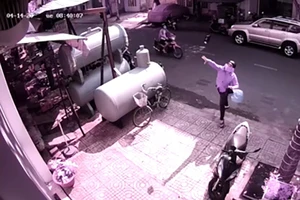 Điều tra nhóm tạt sơn, khủng bố để đòi nợ 