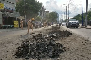 CSGT huy động xe chuyên dụng dọn bùn đất ở Bình Tân