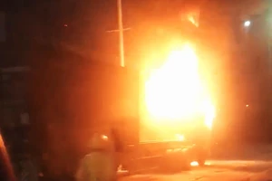 Xe container phát cháy dữ dội khi đang chạy trên quốc lộ 22