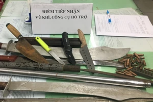 Dân mang súng K59, 36 viên đạn đến phường giao nộp