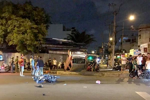 Ô tô lật ngửa sau tai nạn làm 3 người thương vong ở Tân Phú