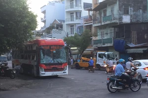Quận 5: Xe khách va chạm xe bồn, 9 người bị thương