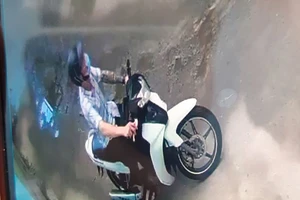 Trộm dùng roi điện tấn công người thuê trọ ở Bình Tân