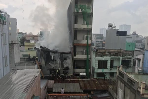 Xưởng giày ở quận 4 cháy lớn dưới trời mưa