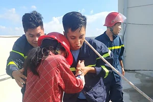 Hàng chục cảnh sát giải cứu cô gái định nhảy chung cư vì buồn