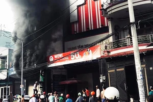 7 người mắc kẹt trong vụ cháy nhà ở đường Lê Trọng Tấn