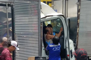 Ùn tắc nhiều cây số sau cú va chạm liên hoàn ở Bình Tân