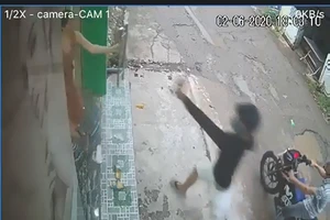 Camera ghi cảnh kẻ trộm xịt hơi cay tấn công người hô hoán