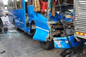 Xe khách mất thắng tông liên hoàn ở quận 12