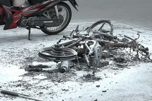 Cướp giật ở quận 3, bị truy đuổi đến quận 1 thì cháy xe