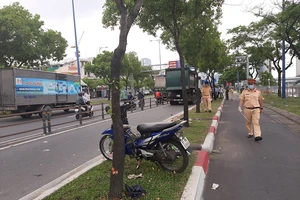 Xe chở rác cán chết người trên đường Võ Văn Kiệt