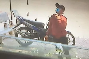 Bắt tại chỗ thanh niên cướp giật tiệm vàng ở Bình Chánh