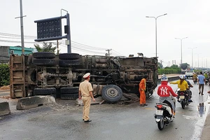 Xe ben chở đất lật ngang quốc lộ, hàng ngàn ô tô kẹt cứng 