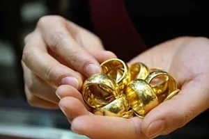 Trộm giấy cầm vàng mang ra tiệm bán thì gặp nạn nhân