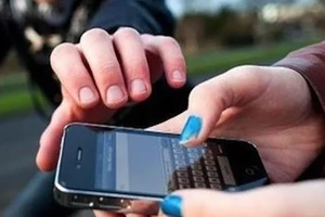 Công an khống chế 2 thiếu niên cướp giật ở quận 1