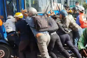 Cô gái bị xe buýt cuốn vào gầm phải cắt bỏ một phần cánh tay