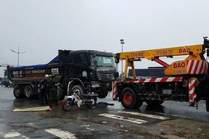 Thương tâm: Bà tử vong, cháu bò ra từ gầm xe ben ở Bình Chánh