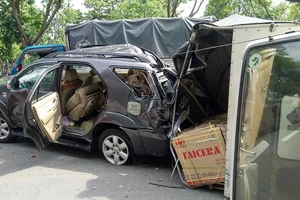 Xe tải lật trên đường Mai Chí Thọ va liên tiếp nhiều ô tô khác