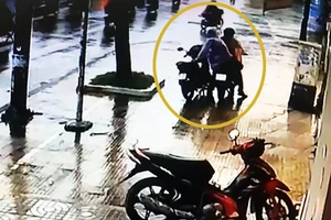 2 kẻ gian làm rơi ví khi trộm xe 