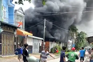 Cháy lớn sau tiếng nổ, dân lấy xô chậu múc nước dập