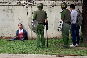 Thanh niên la hét rồi tự đâm vào bụng 