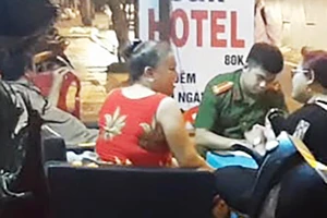 Thanh niên tự dùng hung khí đâm vào bụng ở quận 4