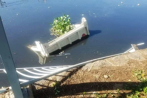 Xe ben 'bay' xuống kênh Tàu Hủ, tài xế đạp cửa thoát ra ngoài