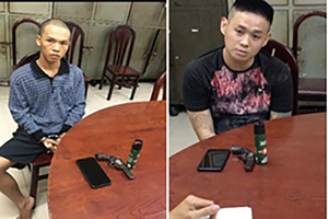 2 thanh niên khống chế, cướp tài sản cô gái trước cửa nhà