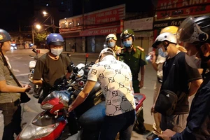 Thanh niên quên mất tên họ, chống đối công an ở Bình Thạnh