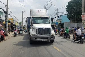 1 thanh niên bị cuốn vào gầm xe container tử vong