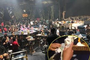 Công an kiểm tra quán bar, hàng trăm người bị đưa lên phường