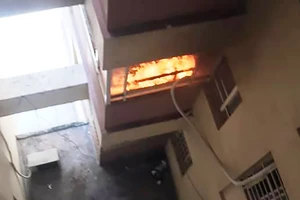 Cháy chung cư Khang Gia ở Gò Vấp, mẹ bồng con tháo chạy