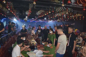 Dân chơi nháo nhào trong quán bar ở quận 1 khi thấy công an