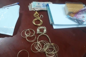 Nữ công nhân nhặt được túi vàng khi thu gom rác