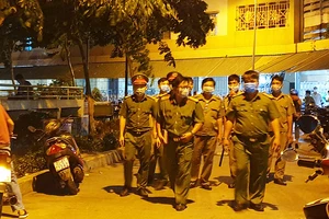 Công an 'đi từng ngõ, gõ từng nhà' để chống dịch COVID-19