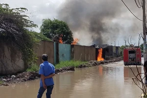 Bãi phế liệu cháy dữ dội kèm tiếng nổ ở Bình Chánh
