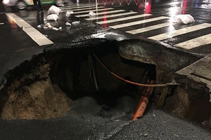 Hố tử thần ‘khủng’ xuất hiện giữa giao lộ ở Gò Vấp