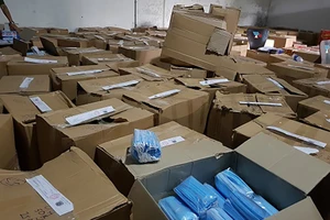 Công an bắt gần 1 triệu khẩu trang không nguồn gốc ở quận 4
